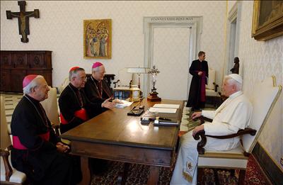 Imagen de archivo de la audiencia que el papa Benedicto XVI concedio hace un a�o al arzobispo de Sao Salvador da Bahia, Brasil, Geraldo Majella Agnelo, al obispo de la di�cesis brasile�a de Catanduva, Antonio Celso de Queir�s, y al obispo auxiliar de la di�cesis de Sao Paulo, Odilo Pedro Scherer, a quien ahora ha designado arzobispo/ Archivo