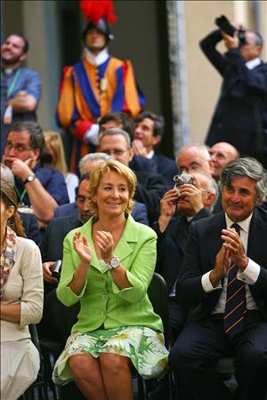La presidenta de la Comunidad de Madrid, Esperanza Aguirre (c) durante la audiciencia que el papa Benedicto XVI ha concedido en Castel Gandolfo a una delegaci�n de j�venes de la iniciativa 