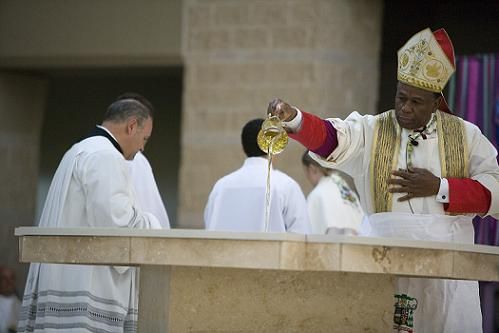 Obispo Baxter consagrando altar de nueva parroquia