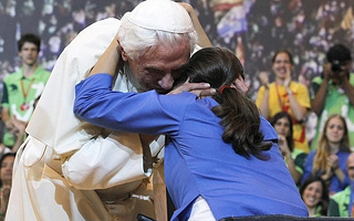 Joven abrazando al Papa