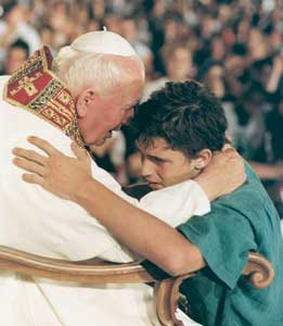 Joven abraza al Papa