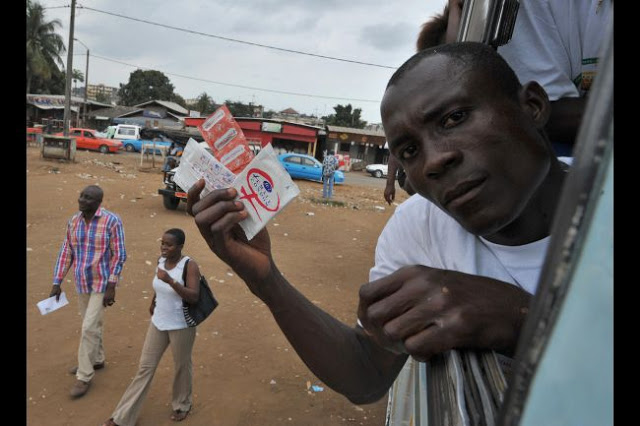Hombre muestra condones en la campaa contra el SIDA en el frica Occidental  Global Post