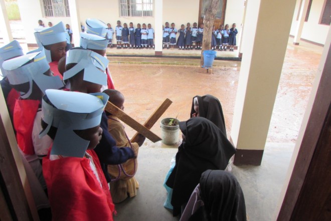 Servidoras-del-Seor-y-de-la-Virgen-de-Matara-Tanzania-Via-Crucis-Jess-encuentra-a-las-mujeres-piadosas-de-fondo-el-pblico