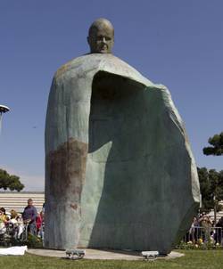Estatua de Juan Pablo II, de Oliviero Rainaldi, en Roma. Fotografa de EFE/MASSIMO PERCOSSI