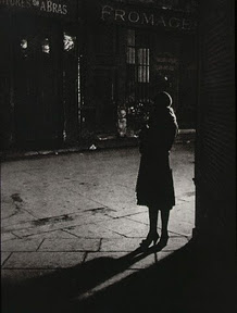Brassaï: Prostituta en el ángulo de la Rue de la Reynie y Rue Quincampoix, 1933. París