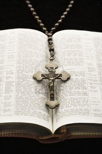 Crucifijo y Biblia