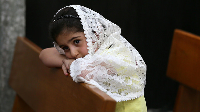 Niña iraquí rezando en Bartella, cerca de Mosul Niña iraquí rezando en Bartella, cerca de Mosul