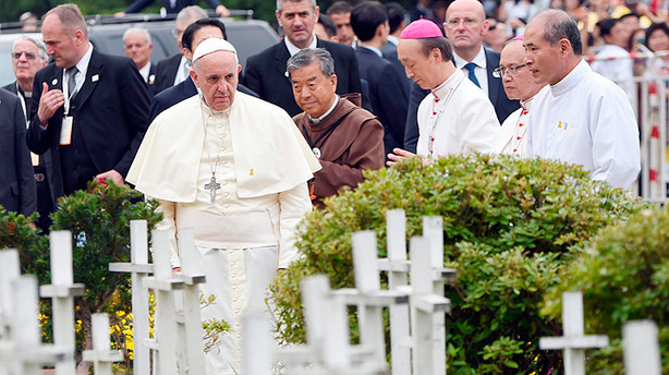 El Papa Francisco reza en un cementerio de fetos abortados en Corea