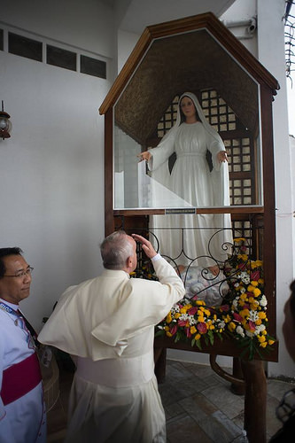 Papa Francisco ante la imagen de la Virgen de Lipa