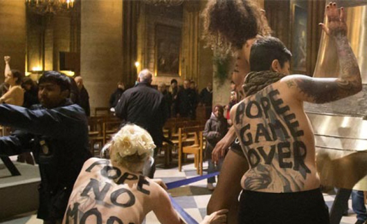 Las Femen durante su agresiva irrupcin en la Catedral de Notre Dame en 2013