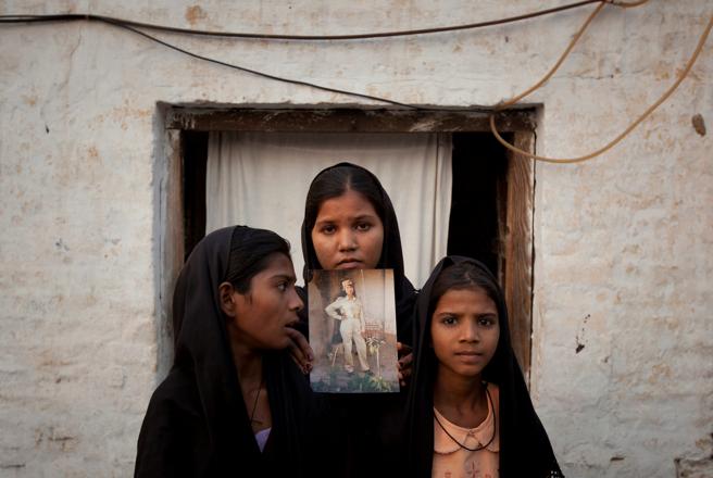 Las hijas de Asia Bibi posan con una imagen de su madre fuera de su residencia en Sheikhupura, en la provincia de Punjab en Pakistn.