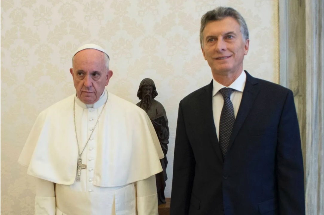 El Papa Francisco y el ex presidente de Argentina Mauricio Macri. Crédito: Medios del Vaticano.
